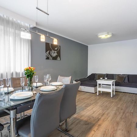 Apart-Invest Apartament Paryski ชกลาร์สกา ปอเรมบา ภายนอก รูปภาพ