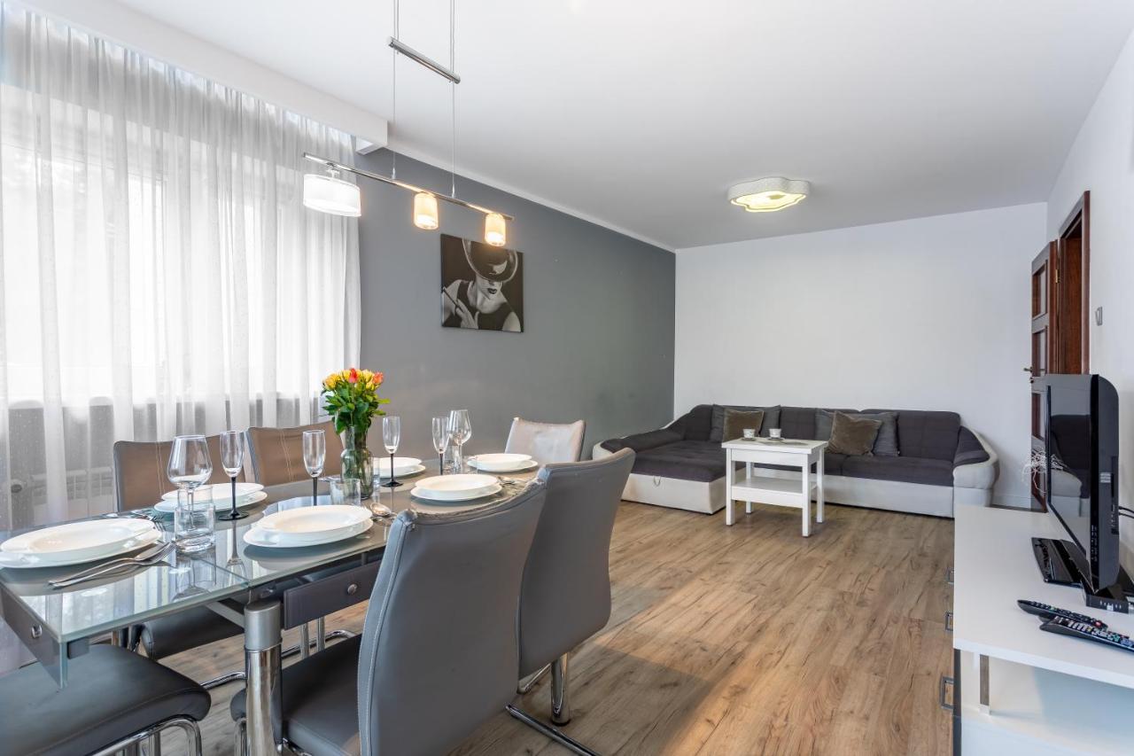 Apart-Invest Apartament Paryski ชกลาร์สกา ปอเรมบา ภายนอก รูปภาพ